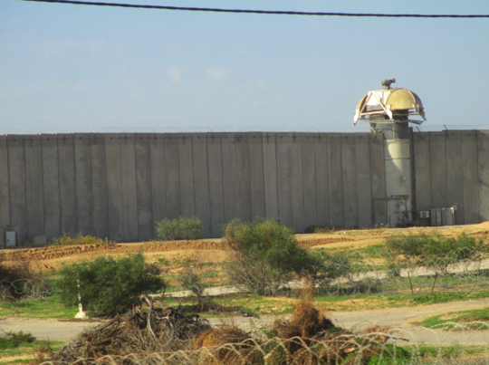 חומת ההפרדה בין מושב נתיב העשרה לרצועת עזה. מול החומה נבנתה עמדת תצפית של החמאס. צילום: ד"ר אבישי טייכר