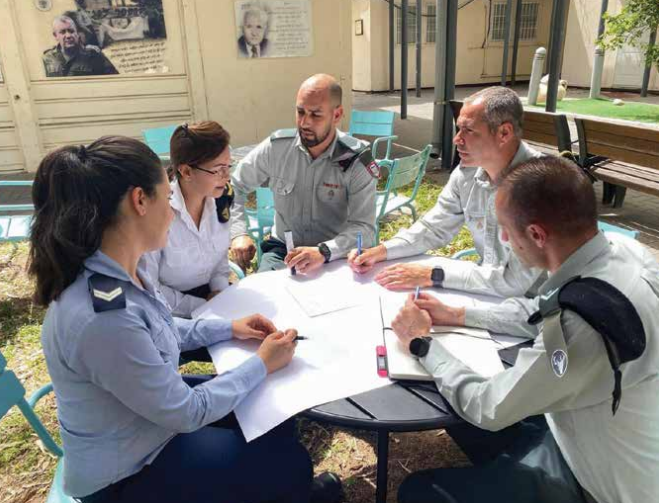 נגדים בהכשרה. מבחינה היסטורית, מלבד העיסוק בתחום התמחותם, היו הנגדים חוליה מקשרת בין דרג הקצינים לדרג החיילים. צילום: באדיבות הכותב