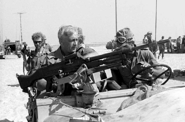 אריאל שרון במלחמת יום הכיפורים. באוקטובר 1973 העז אריאל שרון לגשת לצליחת התעלה במוכנות חלקית, על סף האי־אפשרות, אך בעיתוי הנכון, ובכך קנה את עולמו