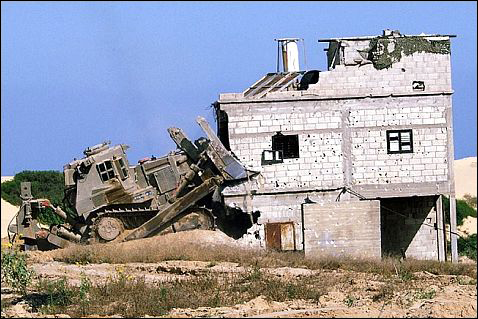 דחפור D9 הורס בית ששימש לפעילות טרור ברצועת עזה בתקופת האנתפאדה השנייה
