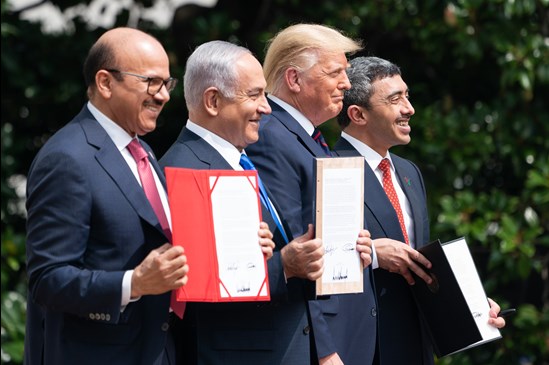 עבד א־לטיף א־זיאני, בנימין נתניהו ודונלד טראמפ בטקס החתימה על ההסכם, 15 בספטמבר 2020