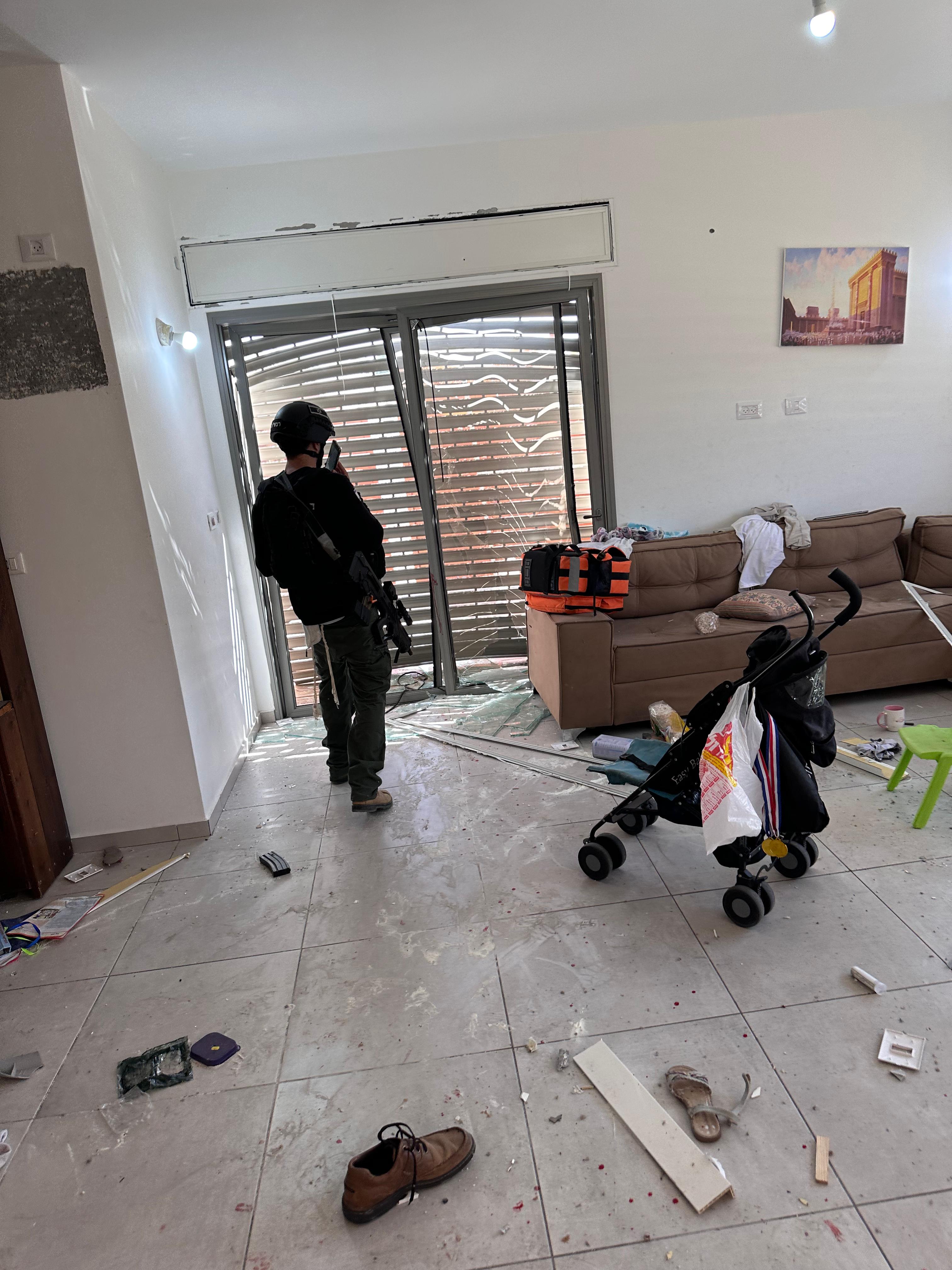 רבש״ץ כרם שלום, אליה בן-שימול, באחד מבתי הקיבוץ, לאחר שכיתת הכוננות הרגה את המחבלים שחדרו אליו ב־7 באוקטובר