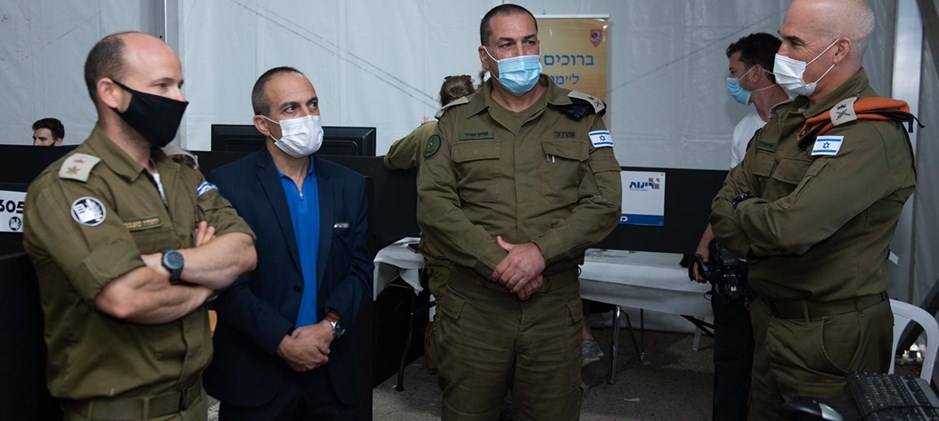 ביקור סגן הרמטכ"ל, אלוף אייל זמיר, במטה פיקוד העורף, יחד עם מפקד פיקוד העורף, אלוף אורי גורדין והפרויקטור למאבק בקורונה, פרופ' רוני גמזו, 29 ביולי 2020. צילום: דובר צה"ל