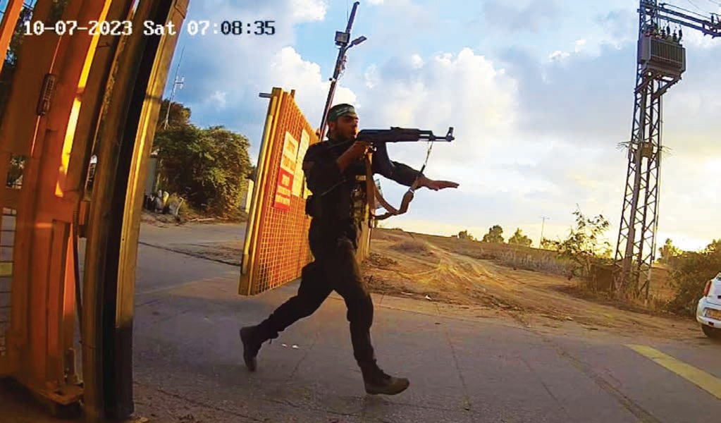 מחבל נוח'בה מסתער לתוך קיבוץ עלומים בעוטף עזה בבוקר 7 באוקטובר 2023. אירוע ההפתעה האסטרטגית החמור בתולדות המדינה. צילום: מצלמת אבטחה / ויקיפדיה