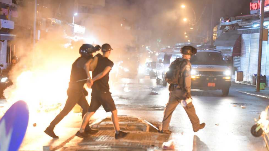 שוטרים במהלך מהומות ביפו. צילום: דוברות המשטרה