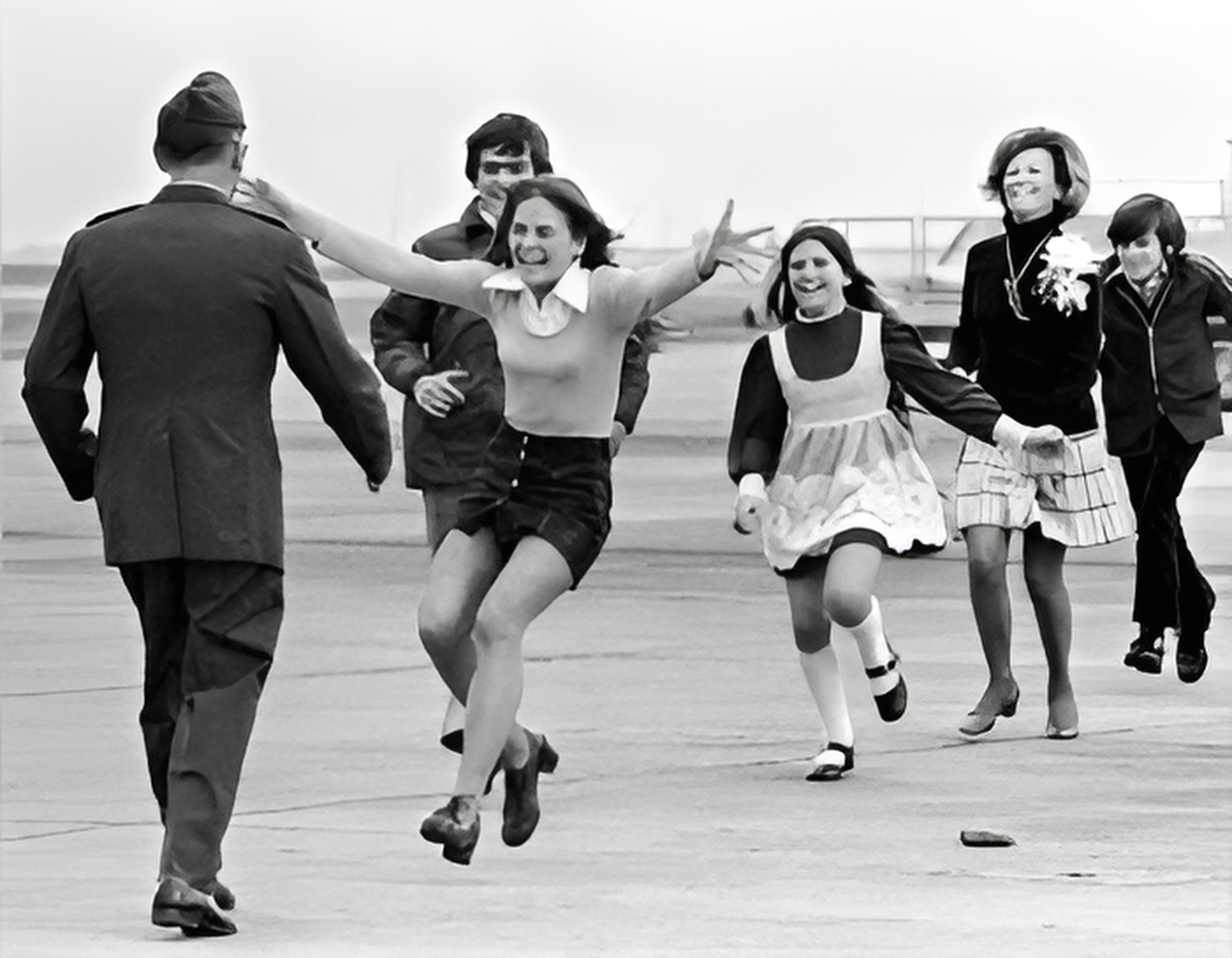 התמונה זוכת פרס הפוליצר burst of joy של לוטננט קולונל רוברט ל' סטרים מתאחד עם משפחתו לאחר שחזר מהשבי בווייטנאם, 1973