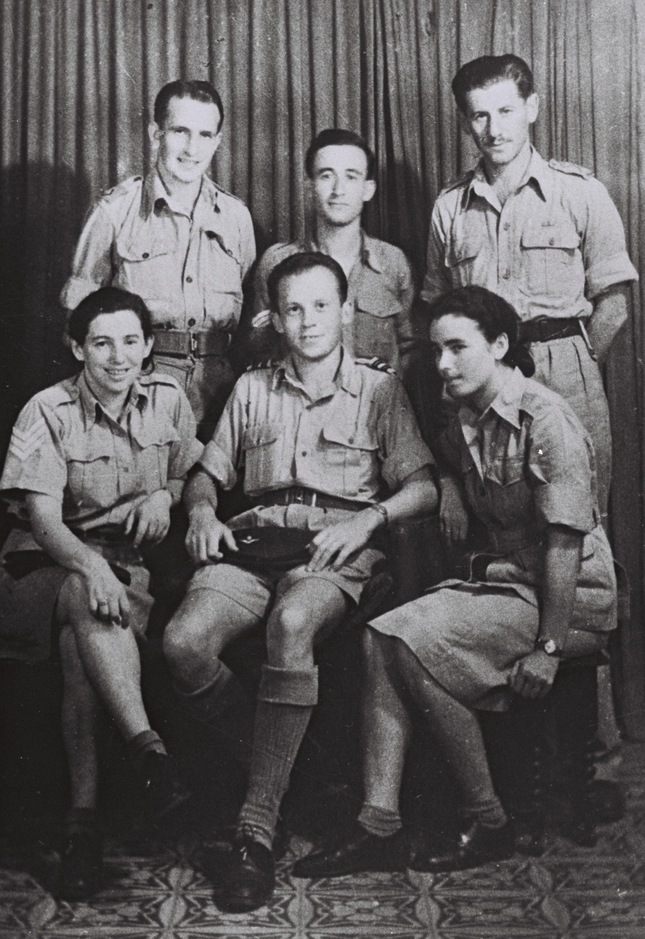 קבוצה מצנחני היישוב בתמונה מספטמבר 1944 בבארי שבאיטליה. עומדים מימין: ראובן דפני, צדוק דורון, אבא ברדיצ'ב. יושבים מימין: שרה ברוורמן, אריה פיכמן וחביבה רייק