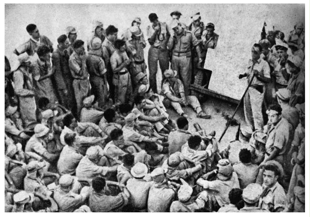 1948 משה דיין, מפקד גדוד הקומנדו של חטיבה 8, מתדרך את חייליו בדרך לכיבוש רמלה ולוד, יולי