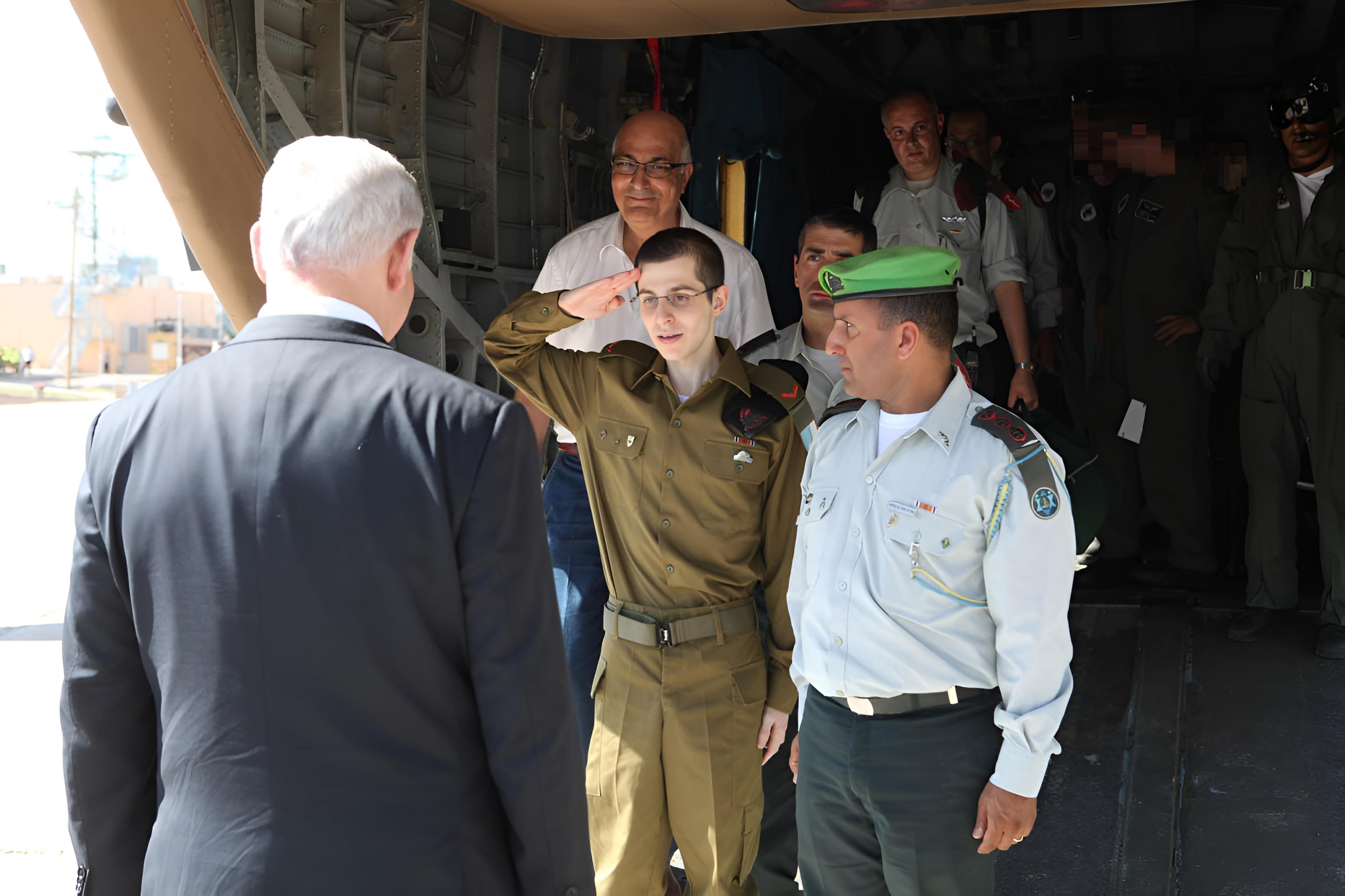 המפגש בין ראש הממשלה בנימין נתניהו לרס"ל גלעד שליט בעת שובו לישראל לאחר שחרורו מן השבי, 18 באוקטובר 2011