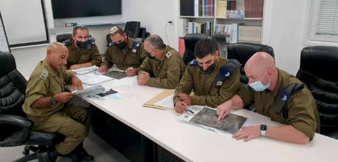 במהלך השנים, עם הפיכת הקצונה למקצוע במשרה מלאה החל במאה ה־19 הועמק הבידול בין דרג הקצינים לדרג הנגדים