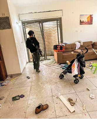 רבש"ץ כרם שלום, אליה בן-שימול, באחד מבתי הקיבוץ, לאחר שביתת הכוננות הרגה את המחבלים שחדרו אליו במהלך 7 באוקטובר. תרחיש הייחוס ההיסטורי בהקשר הכנת יישובים למלחמה היה התקפת צבא אויב על יישוב לשם כיבושו. צילום: אלון יושיע