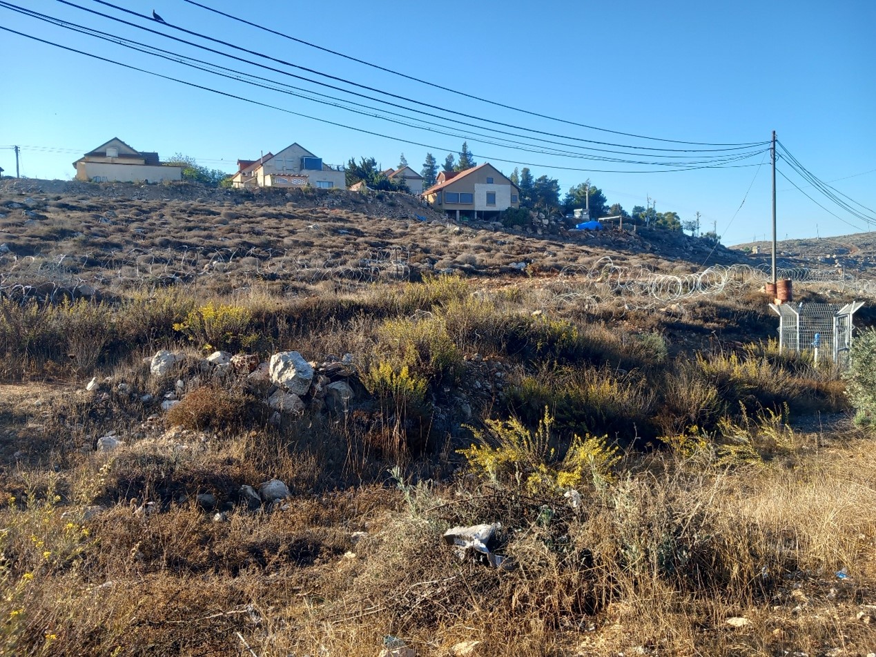 מכשול מתעל פתח בגדר. צילום: מחבר המאמר