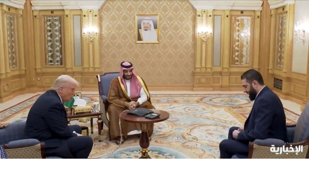 בתמונה: נשיא ארצות הברית דונלד טראמפ, נשיא סוריה אחמד אלשרע ויורש העצר מחמד בן סלמאן. מתוך הטלוויזיה הרשמית של סעודיה. לפי סעיף 27א