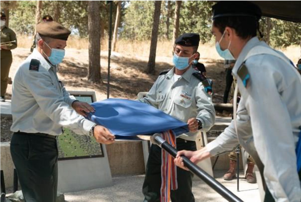 מפקד החטיבה האחרון אל"ם רונן תמים (מימין) ומפקד עוצבת עידן תא"ל דוד זיני מכסים את נס החטיבה בטקס הסגירה שלה, אוגוסט 2020 . צילום: דו"ץ