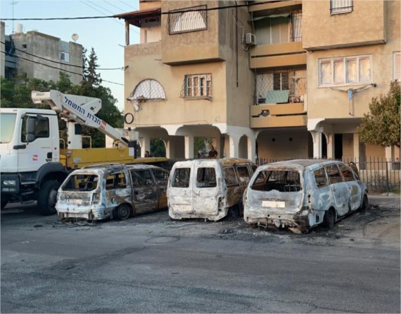 רכבים של יהודים שנשרפו על ידי ערבים במהלך המהומות