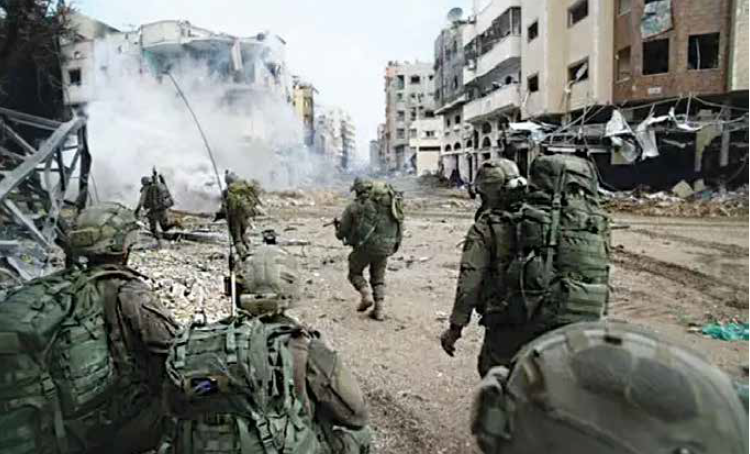 חיילי צה"ל ברצועת עזה. בניגוד לפעולות בשטח פתוח, לוחמה עירונית מציבה אזרחים, לוחמים ויעדים פוליטיים במגע פיזי מתמיד. צילום: דו"ץ