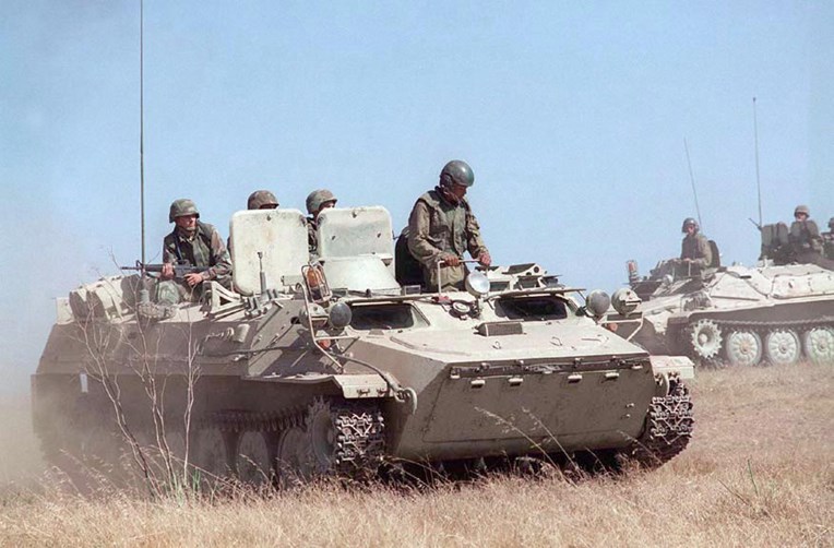לוחמי ביום אויב של המארינס משתמשים ברק"ם MT-LB סובייטי במהלך תרגיל