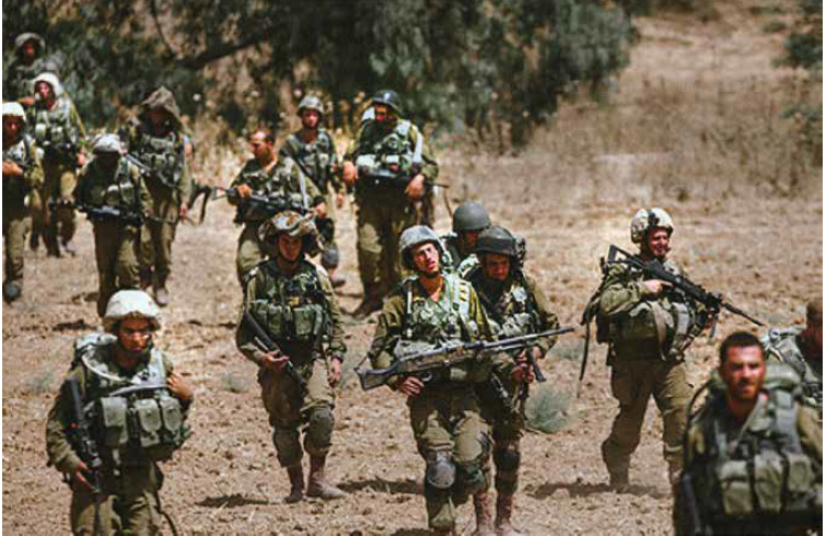 לוחמים במהלך מבצע “צוק איתן”. בשונה מ”חרבות ברזל”, המטרות שנדרש היה להשיג במבצע הוגדרו כהישג מוגבל. צילום: דו"ץ