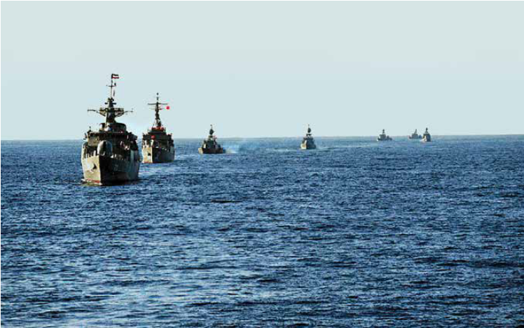 תרגיל ימי של הצי האיראני. לאחר התקיפה באיראן עלתה השאלה מה תהיה התגובה האיראנית. האיום היה לא בהכרח צבאי, אלא החשש שאיראן תסגור את מצרי הורמוז. צילום: מחמד צאדק חידרי, ויקיפדיה