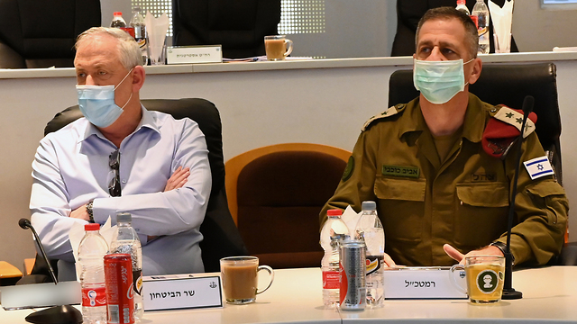 הרמטכ"ל רא"ל אביב כוכבי ושר הביטחון בני גנץ. צילום: אריאל חרמוני, משרד הביטחון