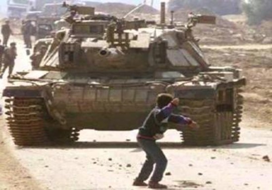 תמונה שהפכה לסמל: הילד פארס עודה ממחנה אל־זיתון בעזה במהלך האנתפאדה השנייה בנובמבר 2000, מקור: ויקיפדיה