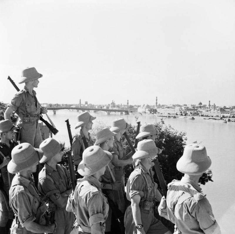 חיילים בריטים צופים על בגדאד, יוני 1941