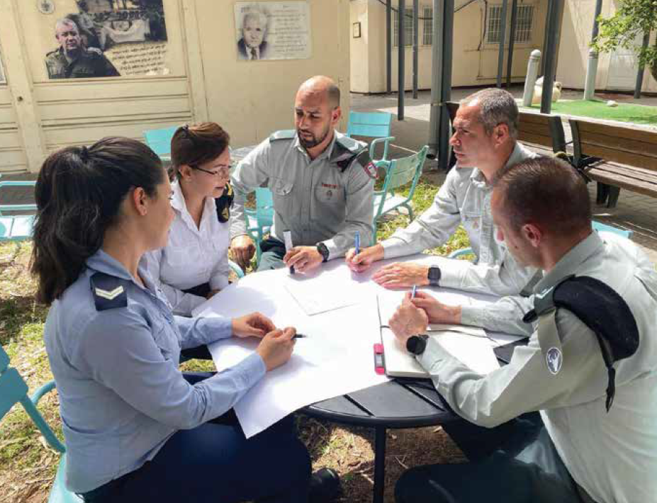 נגדים בהכשרה. מבחינה היסטורית, מלבד העיסוק בתחום התמחותם, היו הנגדים חוליה מקשרת בין דרג הקצינים לדרג החיילים. צילום: באדיבות הכותב