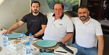 בולאד, אלג'אסם וקאצ'י על היאכטה שלו. מקור: https://x.com/sahinozkan0/status/1813920881690759565/photo/1