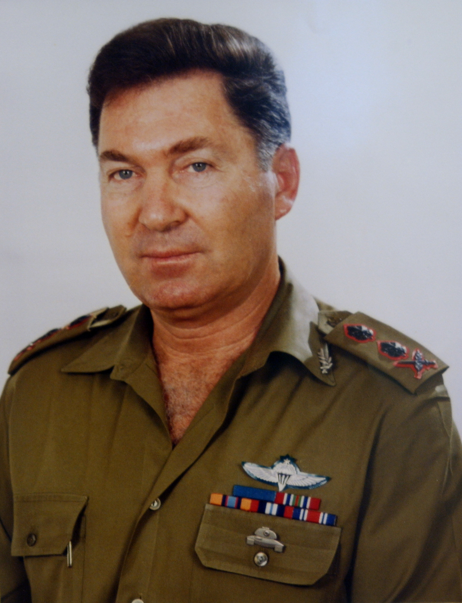 הרמטכ"ל ה־13, רא"ל דן שומרון. במשך שעות ארוכות ישב מול מפות ותצ"אות, שואל שאלות בלי סוף, בודק ושוקל כל תשובה, והכל במטרה אחת: הכנה לכל סיטואציה בלתי צפויה שעלולה להתרחש
