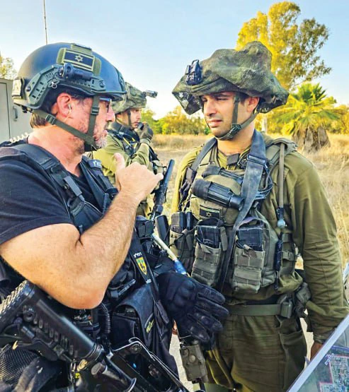 בתמונה: מג״ד 13 סא״ל תומר גרינברג (שנפל ב־12 בדצמבר 2023), לצד רבש"ץ מפלסים, רס״ן משה קפלן, בתרגיל משותף לפני 7 באוקטובר. צילום: לואיס דסקל